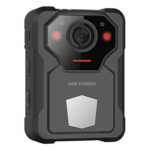 Body Camera Portátil / Grabación a 2K (4 Megapixel) / Pantalla 1.77" TFT / Fotos de Hasta 40 Megapixel / IP67 / H.265 / 128 GB de Almacenamiento / Microfono Integrado