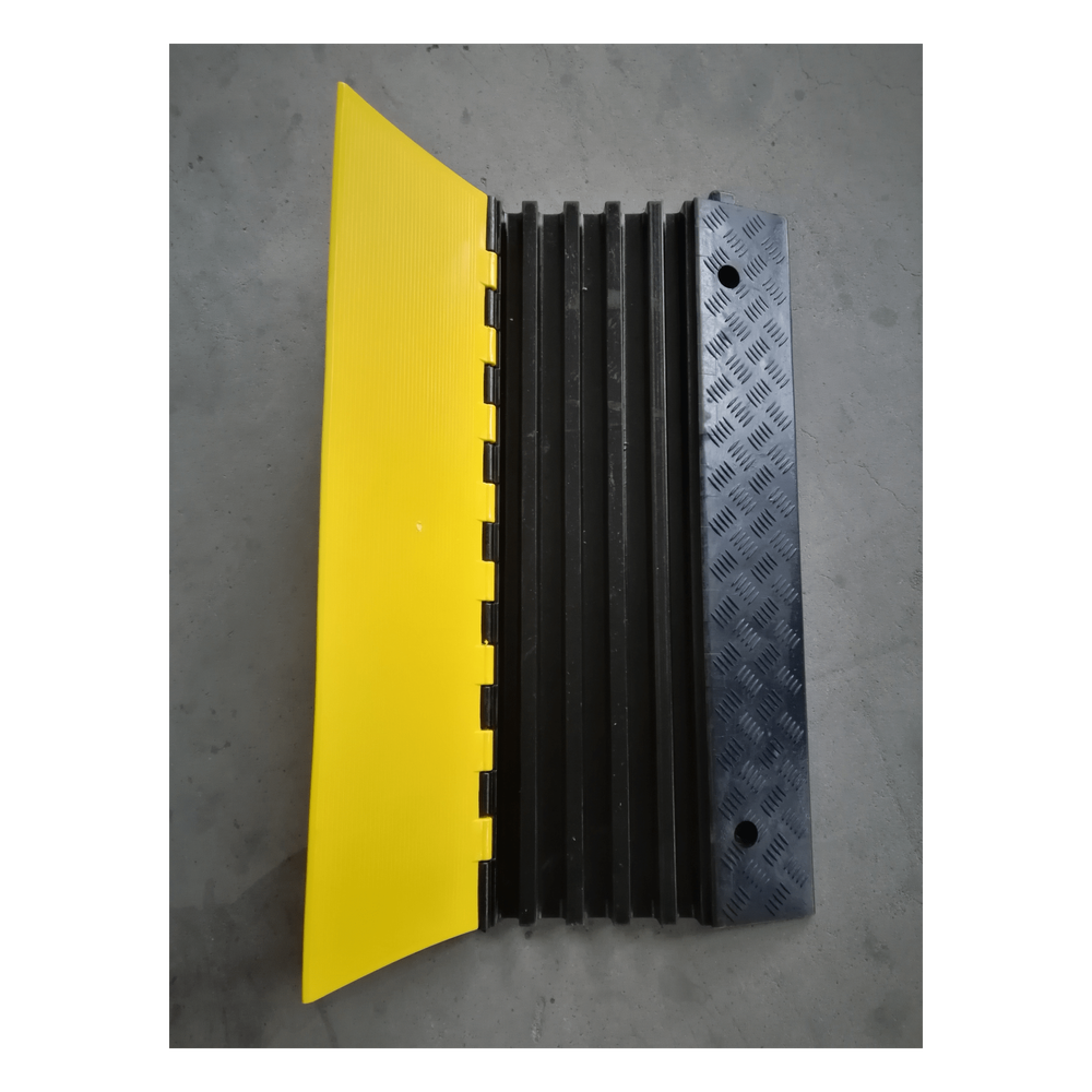 Protector de Cable de 5 Canales / Base de Goma y Tapa de Plástico / Capacidad 4.6 Toneladas / Canal 38x35MM / Longitud 90 cm / Amarillo y Negro - Imagen 2